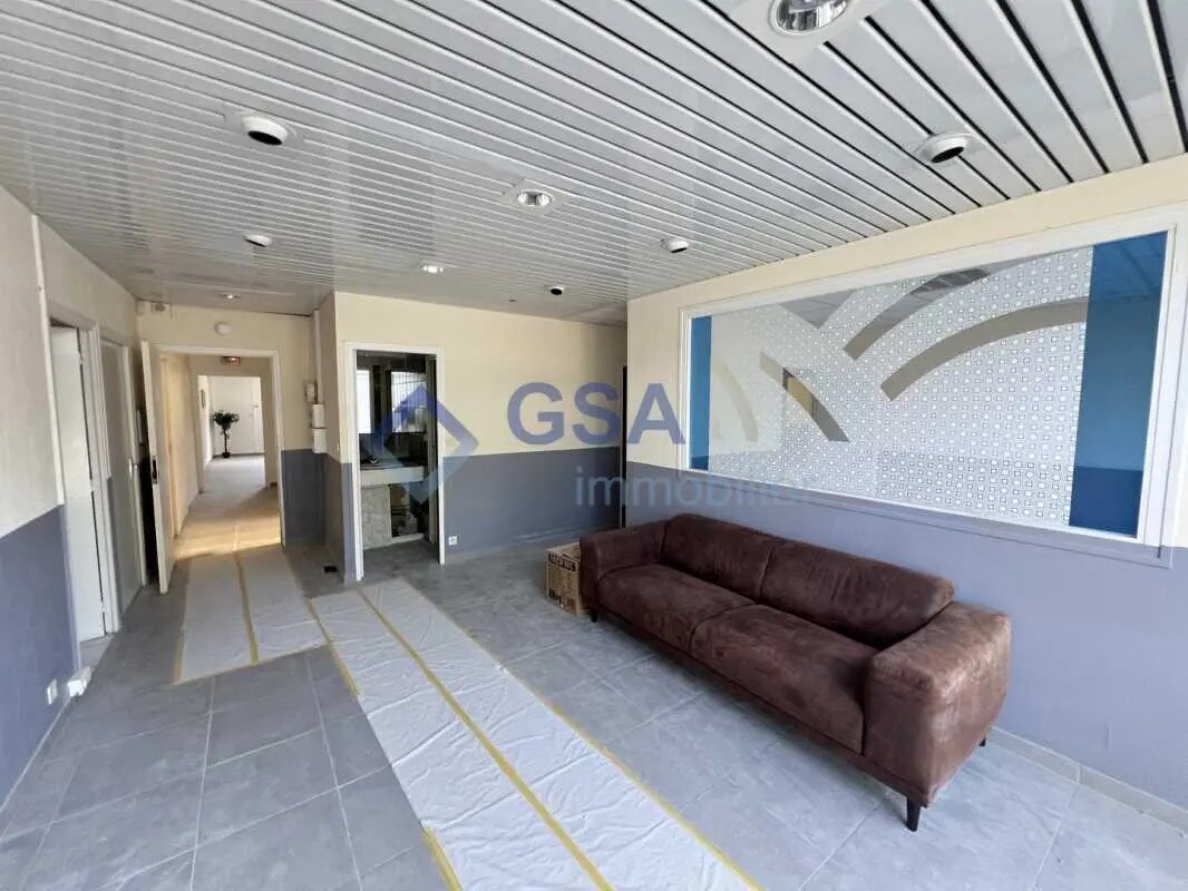 Office in Saint-Pierre-du-Perray for lease Building Photo- Image 1 of 12