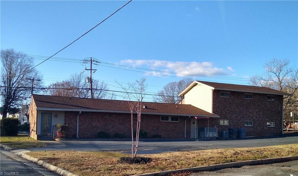 379 S Cox St, Asheboro, NC à vendre - Photo du bâtiment - Image 2 de 2