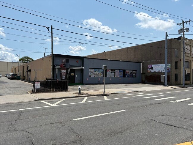 Plus de détails pour 299 Peninsula Blvd, Hempstead, NY - Industriel à louer
