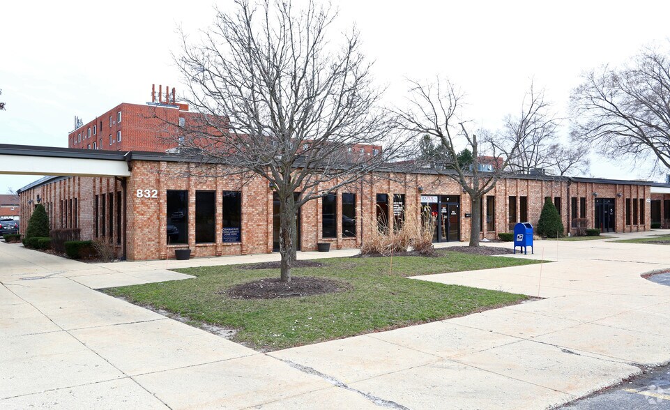 832 E Rand Rd, Mount Prospect, IL à vendre - Photo principale - Image 1 de 8