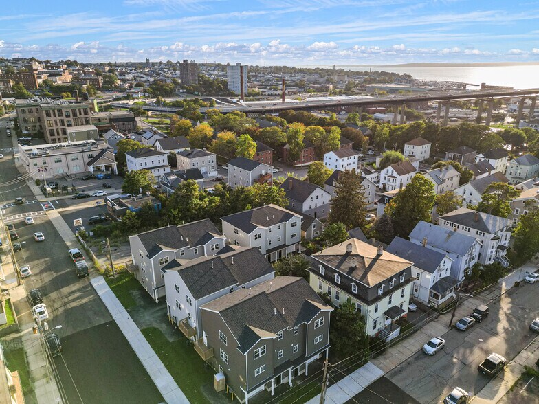 206 Durfee St, Fall River, MA à vendre - Photo du bâtiment - Image 3 de 17