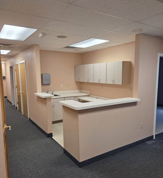 24 Stelton Rd, Piscataway, NJ à louer - Photo du bâtiment - Image 2 de 6