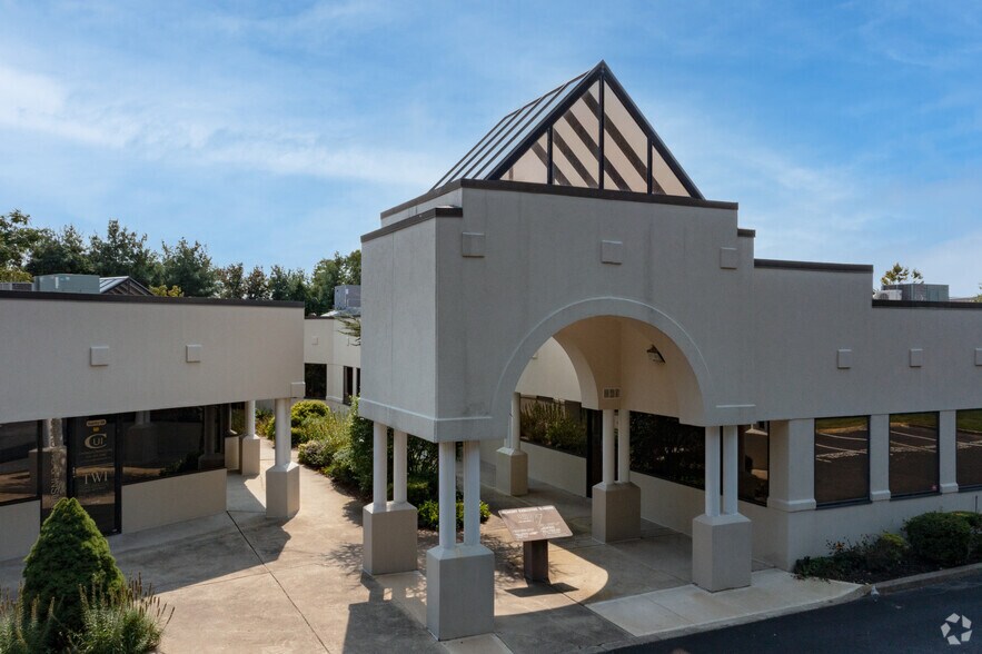 201 Moreland Rd, Hauppauge, NY à louer - Photo du bâtiment - Image 1 de 8