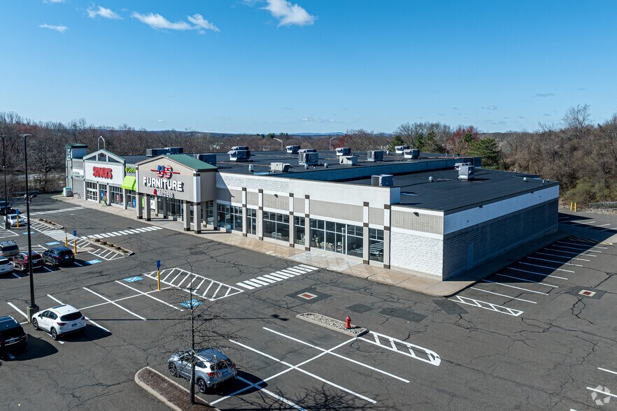 432 Buckland Hills Dr, Manchester, CT à vendre - Photo du bâtiment - Image 2 de 11