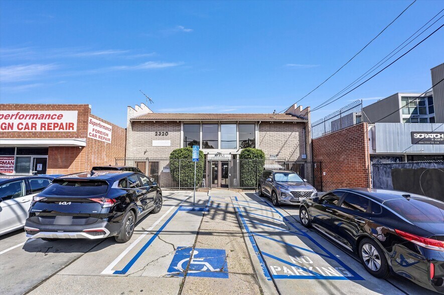 2320 Cotner Ave, Los Angeles, CA à vendre - Photo du bâtiment - Image 3 de 24