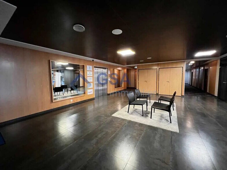 Office in Lieusaint for lease - Building Photo - Image 2 of 14