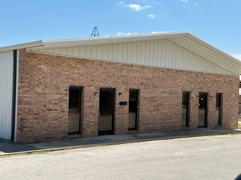 103 Turner Ln, Floresville, TX à vendre - Photo du bâtiment - Image 3 de 4