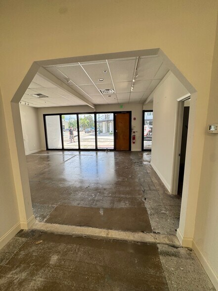323-329 Central Ave, Sarasota, FL for lease - Interior Photo - Image 3 of 32