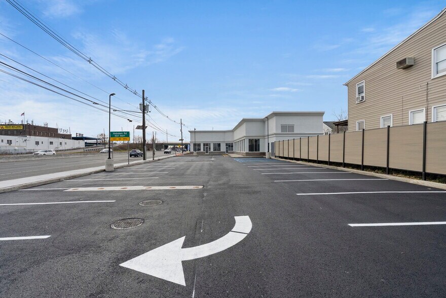 328 State Rt 17, Carlstadt, NJ à louer - Photo du bâtiment - Image 3 de 12