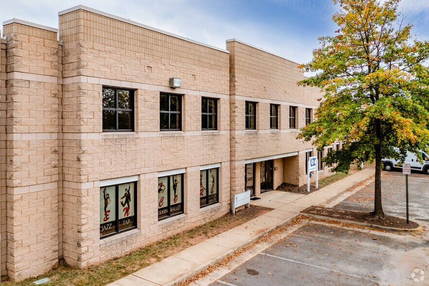 4291-4309 Henninger Ct, Chantilly, VA à louer - Photo du bâtiment - Image 2 de 4