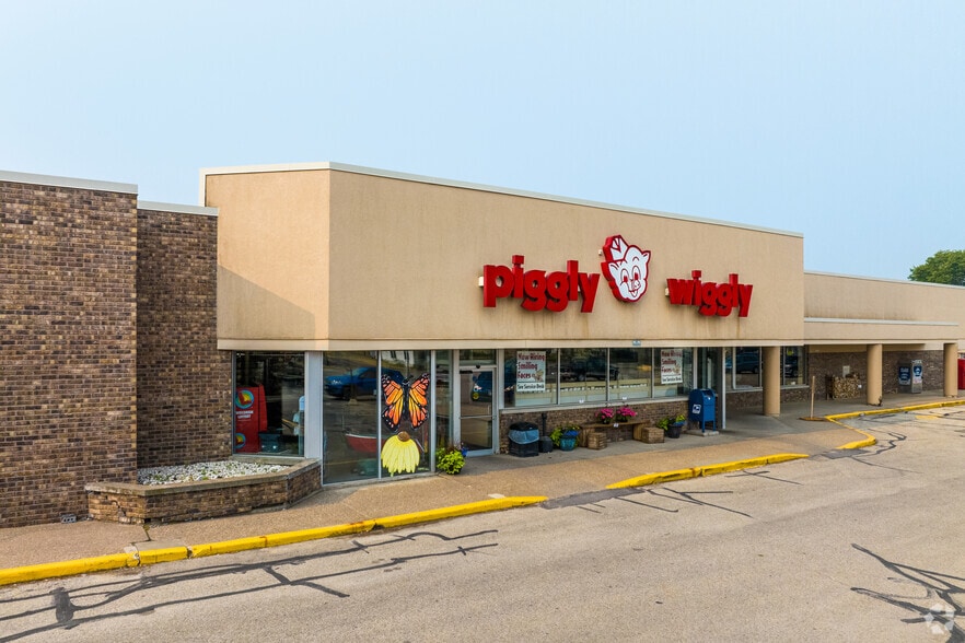 106 W Oak St, Boscobel, WI for sale - Primary Photo - Image 1 of 30