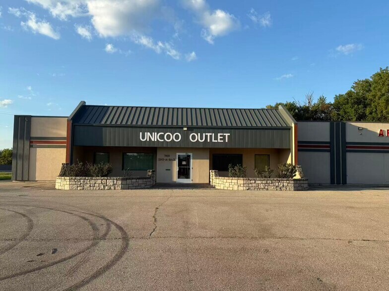 7410 Sni-A-Bar Rd, Kansas City, MO à vendre - Photo du bâtiment - Image 2 de 42