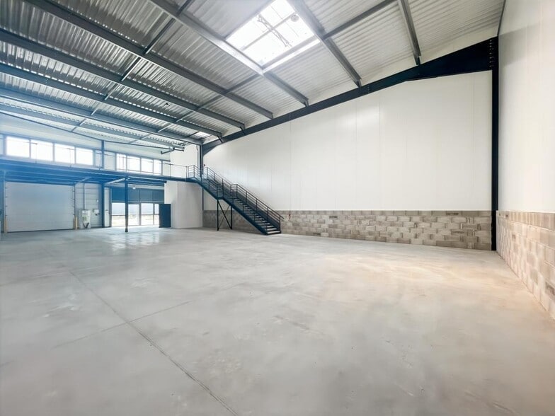 Flex in Saint Laurent De Mure for lease - Interior Photo - Image 1 of 6