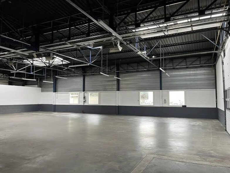 Office in Vénissieux for lease - Interior Photo - Image 3 of 8