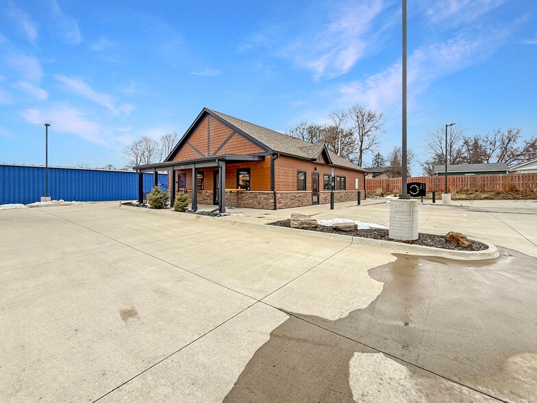 910 E 2nd Ave, Indianola, IA à vendre - Photo du bâtiment - Image 2 de 27