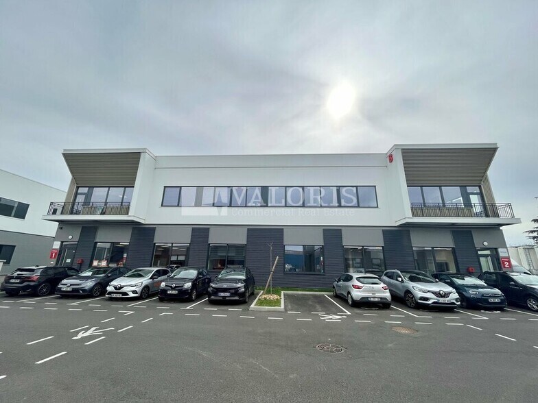 Flex dans Chassieu à louer - Photo du bâtiment - Image 1 de 33