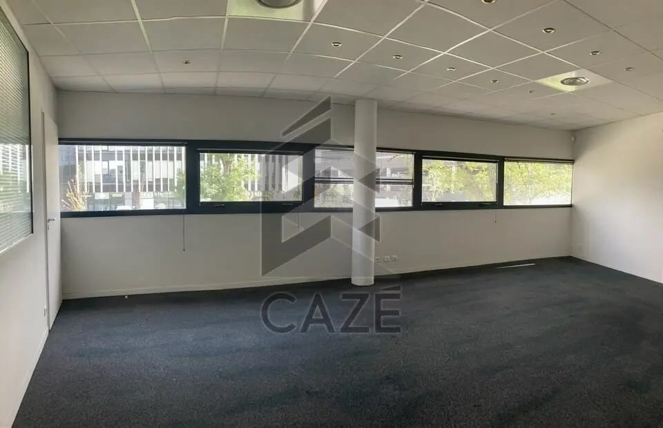 Office in Mérignac for lease Interior Photo- Image 1 of 6