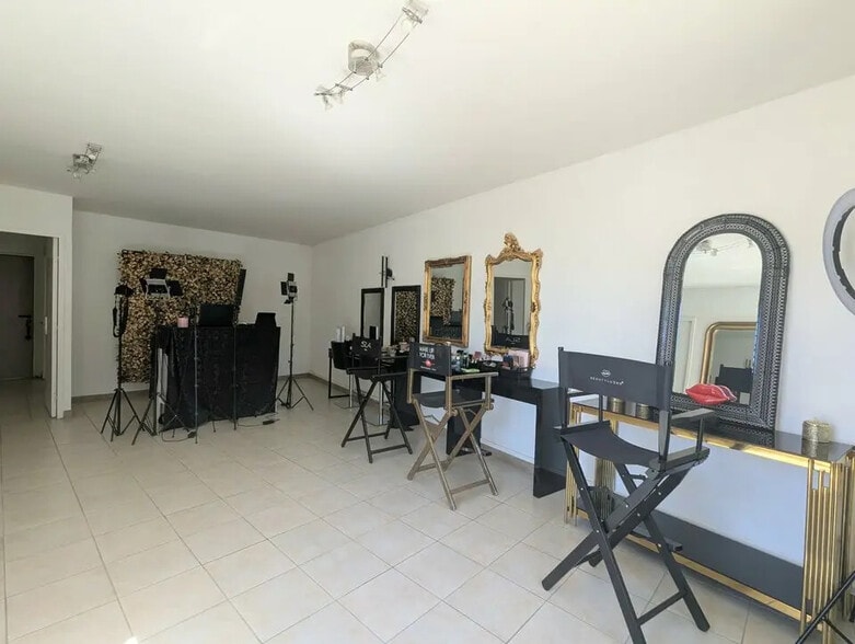 Retail in Avignon for sale - Interior Photo - Image 1 of 3