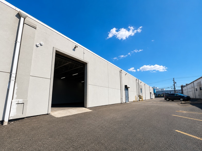168 Broad Hollow Rd, Farmingdale, NY for lease - Building Photo - Image 3 of 12