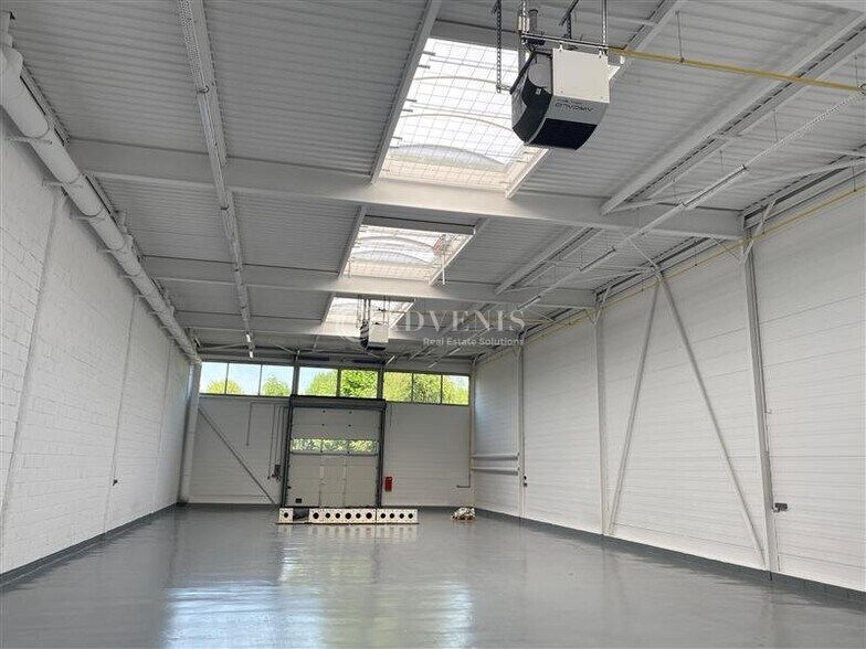 Flex in Sucy-en-Brie for lease - Interior Photo - Image 2 of 6