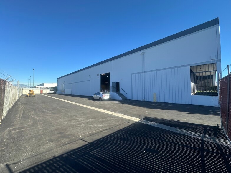 13904 Maryton Ave, Santa Fe Springs, CA à louer - Photo du bâtiment - Image 3 de 8