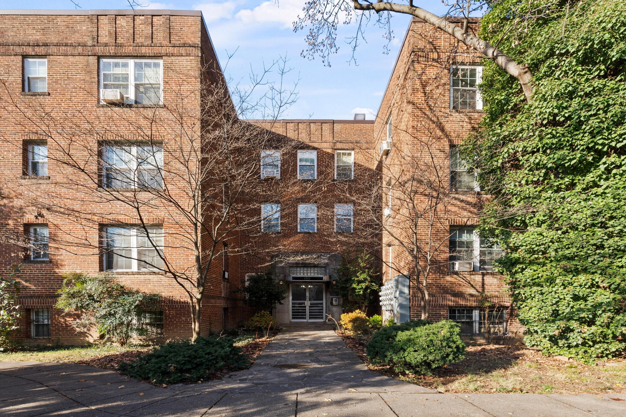 1731 28th St SE, Washington, DC à vendre Photo du bâtiment- Image 1 de 9