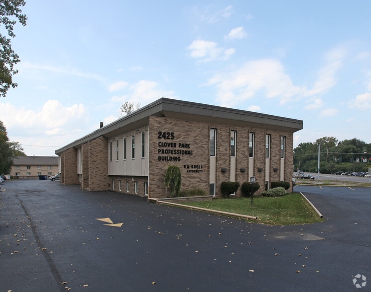 2425 Clover St, Rochester, NY for lease - Primary Photo - Image 1 of 24