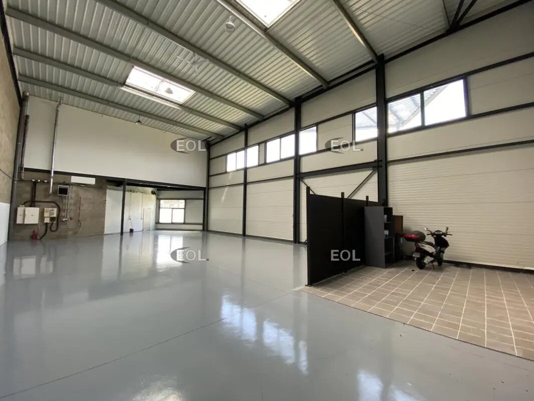 Industrial in SAINT CYR L ECOLE for lease Building Photo- Image 1 of 6
