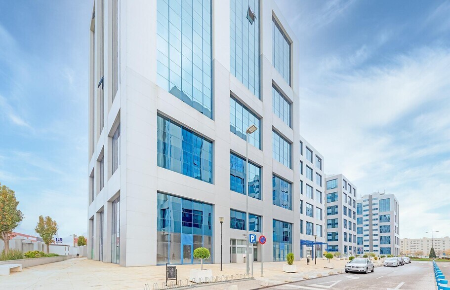 Office in Seville, Sevilla for sale - Building Photo - Image 3 of 14