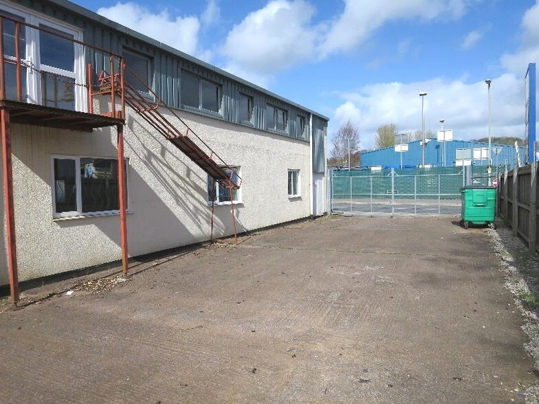 10 Babbage Rd, Totnes à louer - Photo du bâtiment - Image 2 de 3