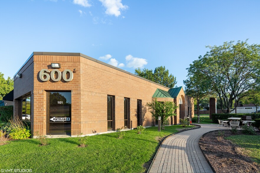 600 W Lake Cook Rd, Buffalo Grove, IL à louer - Photo du bâtiment - Image 1 de 3