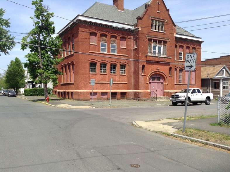 825 24th St, Watervliet, NY for sale - Primary Photo - Image 1 of 1