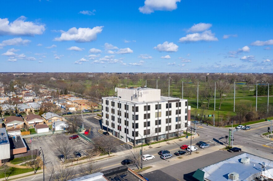 4001 W Devon Ave, Chicago, IL à louer - Photo du bâtiment - Image 3 de 10