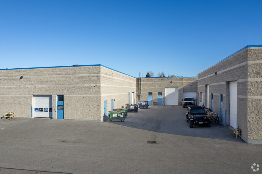 30 Macintosh Blvd, Vaughan, ON à louer - Photo du bâtiment - Image 2 de 3