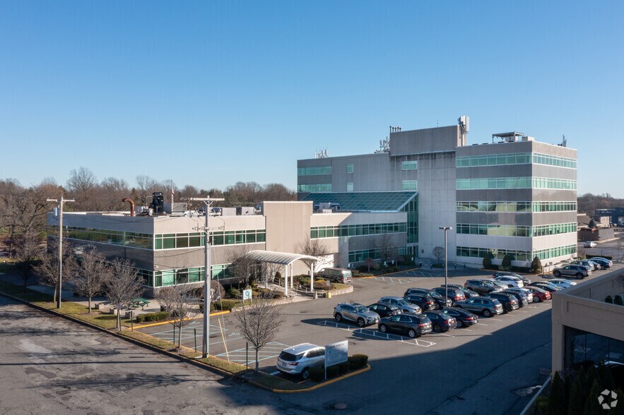 865 Merrick Ave, Westbury, NY à vendre - Photo du bâtiment - Image 3 de 5