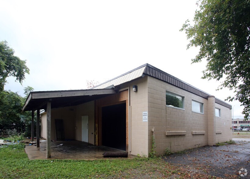 923 Commissioners Rd E, London, ON à vendre - Photo du bâtiment - Image 2 de 2