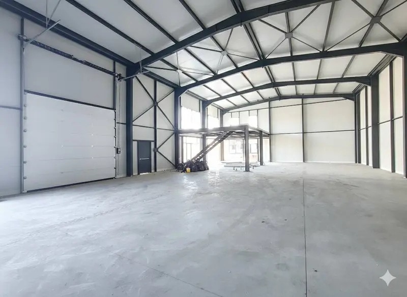 Flex in Bourgoin-Jallieu for lease - Interior Photo - Image 2 of 4