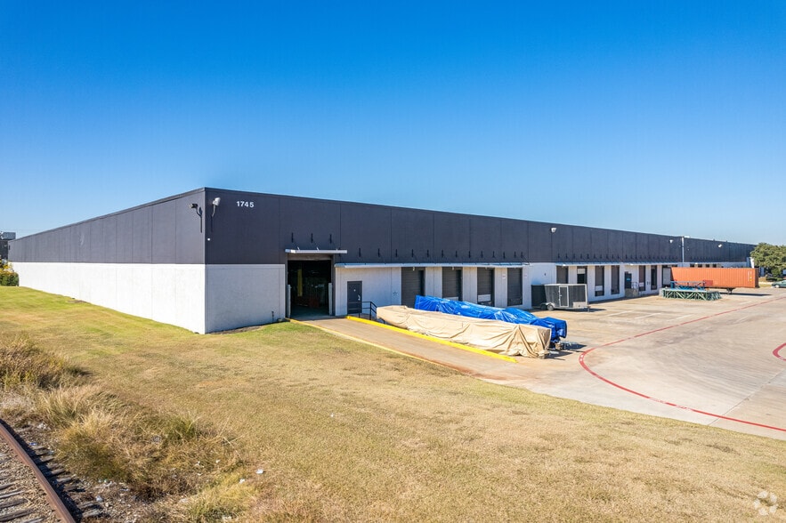 1725-1745 Hayden Dr, Carrollton, TX for lease - Building Photo - Image 1 of 8