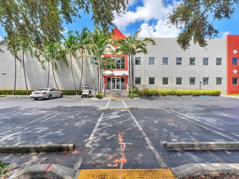 2260 NW 114th Ave, Doral, FL for lease - Building Photo - Image 3 of 60