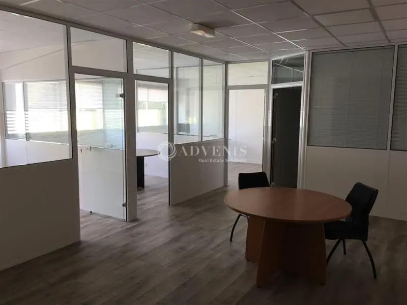 Office in Trappes for lease Interior Photo- Image 1 of 3