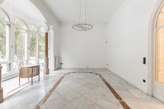 Plus de détails pour Multi-résidentiel à vendre