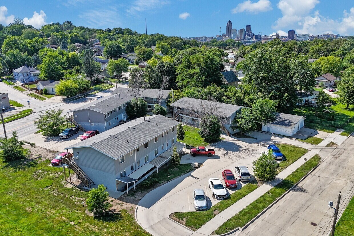 2127 Indianola Ave, Des Moines, IA à vendre Photo du bâtiment- Image 1 de 5
