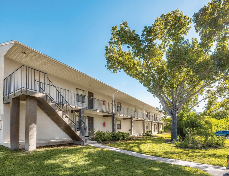 16321 Bolesta Rd, Clearwater, FL à vendre - Photo du bâtiment - Image 3 de 30