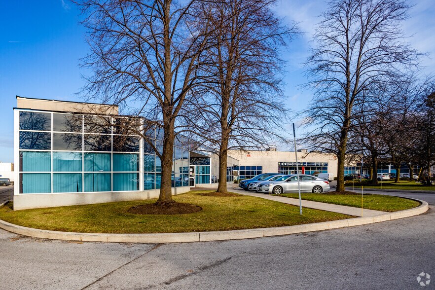 108 Woodbine Downs Blvd, Toronto, ON à louer - Photo du bâtiment - Image 2 de 3