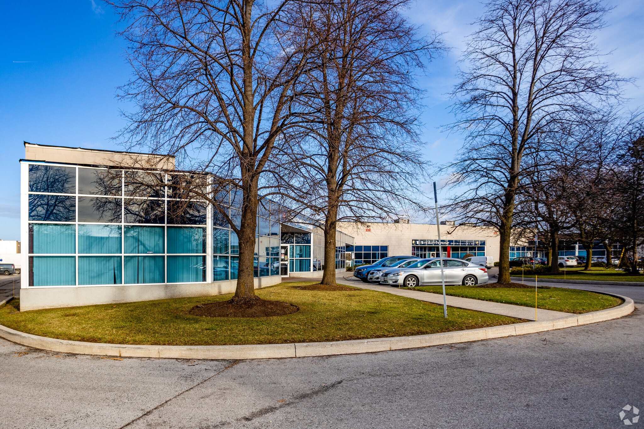 108 Woodbine Downs Blvd, Toronto, ON for lease Primary Photo- Image 1 of 4