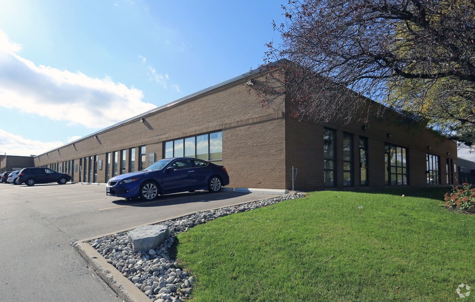 147-169 Denison St, Markham, ON à vendre - Photo du bâtiment - Image 1 de 2