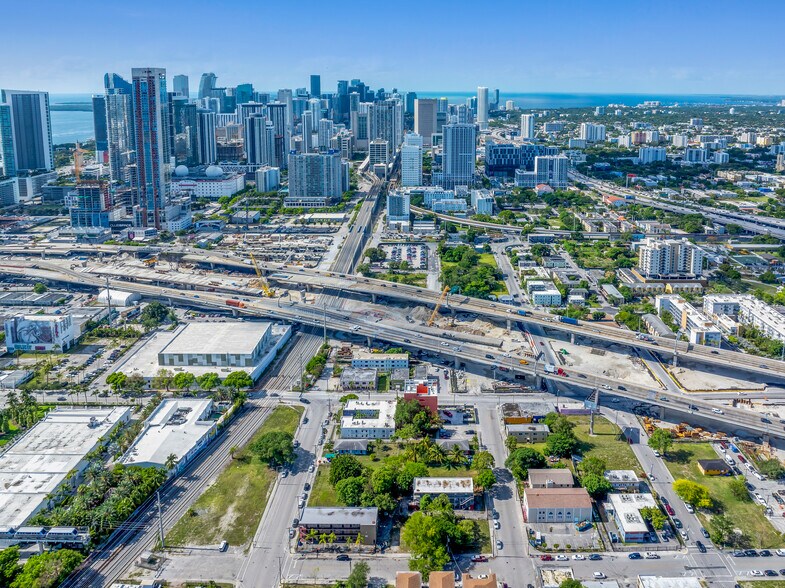 123 NW 14th st, Miami, FL à louer - Photo du bâtiment - Image 2 de 4