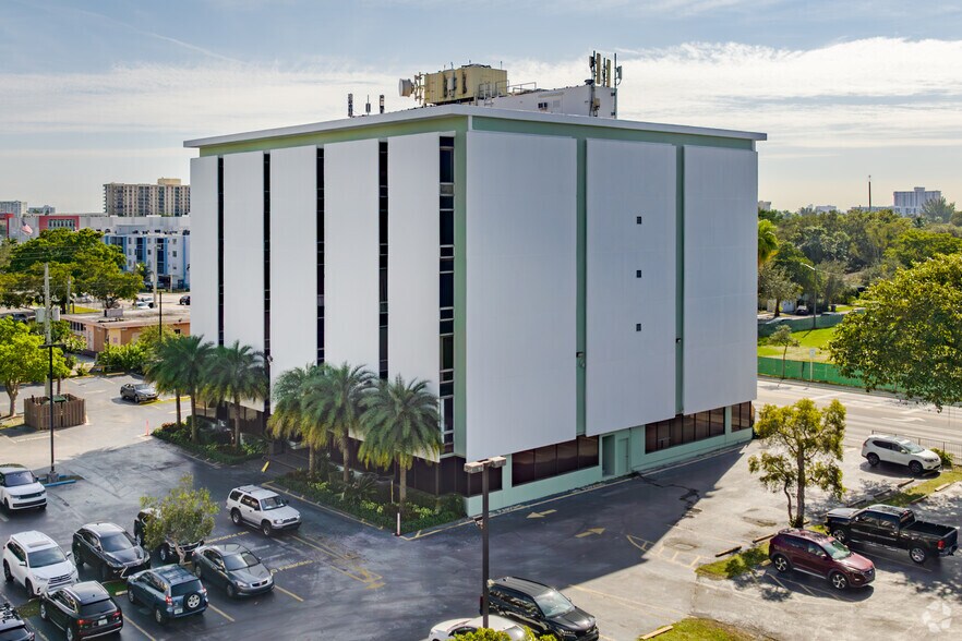 1175 NE 125th St, North Miami, FL à louer - Photo du bâtiment - Image 1 de 9
