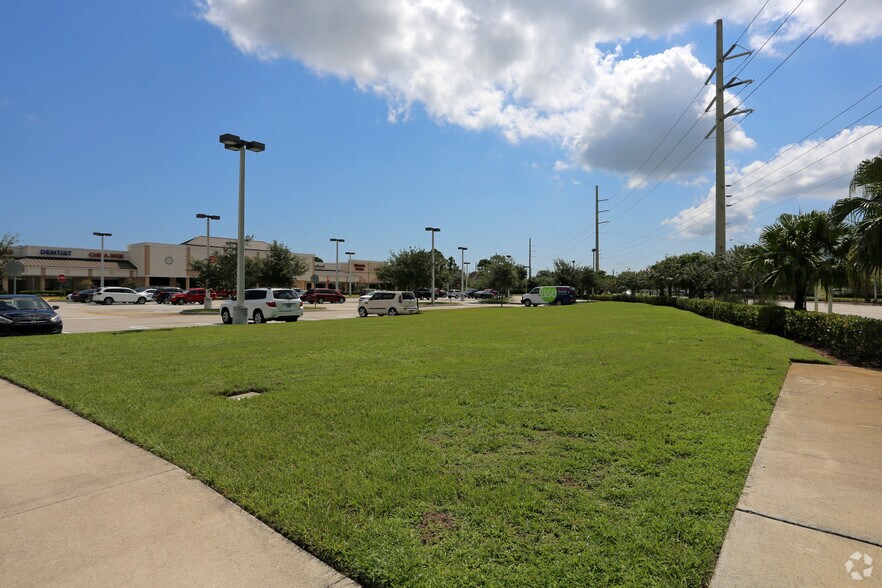 1101-1193 SE Port St Lucie Blvd, Port Saint Lucie, FL à louer - Photo du bâtiment - Image 2 de 19