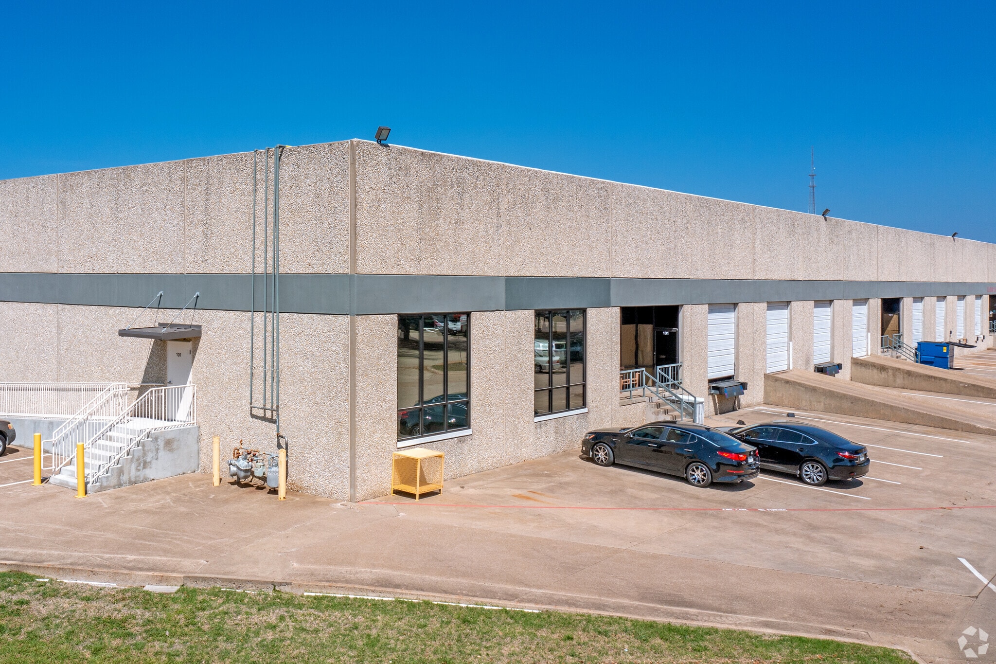 10605 Boomer Cir, Dallas, TX for lease Primary Photo- Image 1 of 6